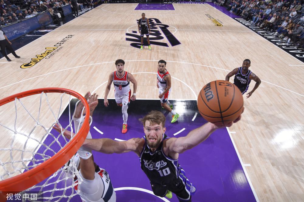 在比赛中立 在比赛中立